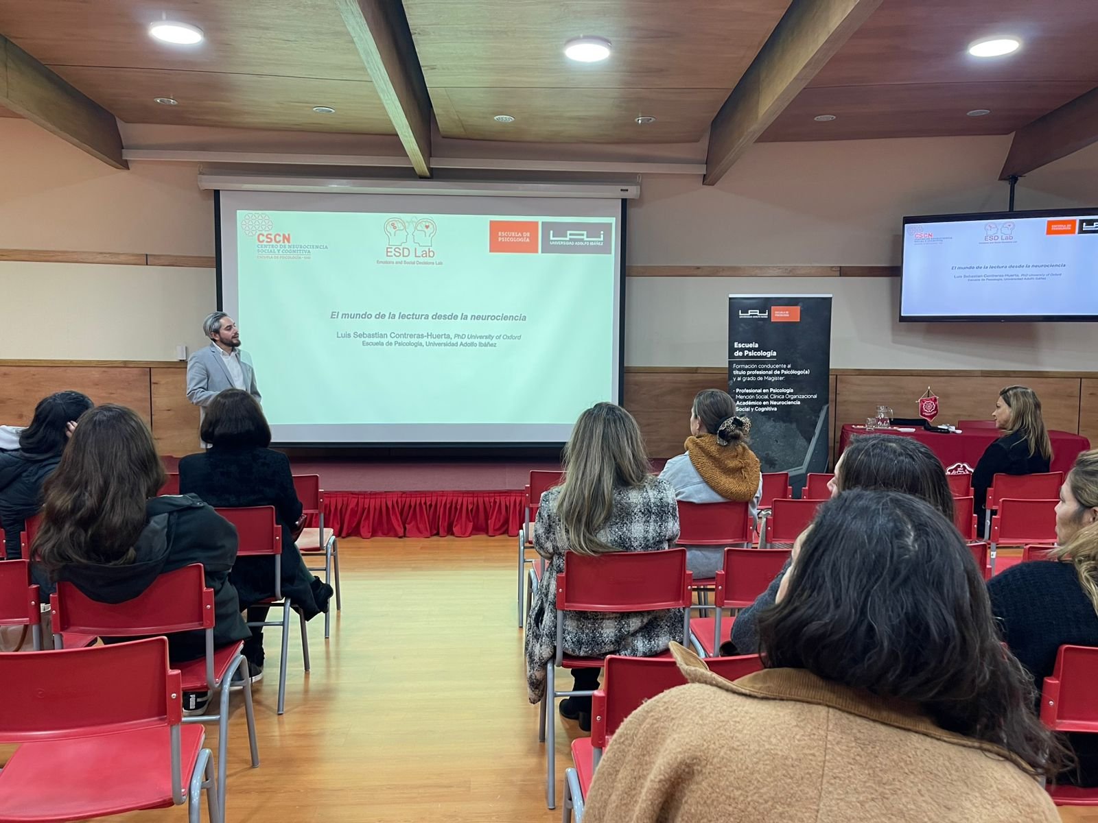 Dr. Luis-Sebastián Contreras-Huerta Gives Talk on the Neuroscience of Reading at St. Margaret’s School